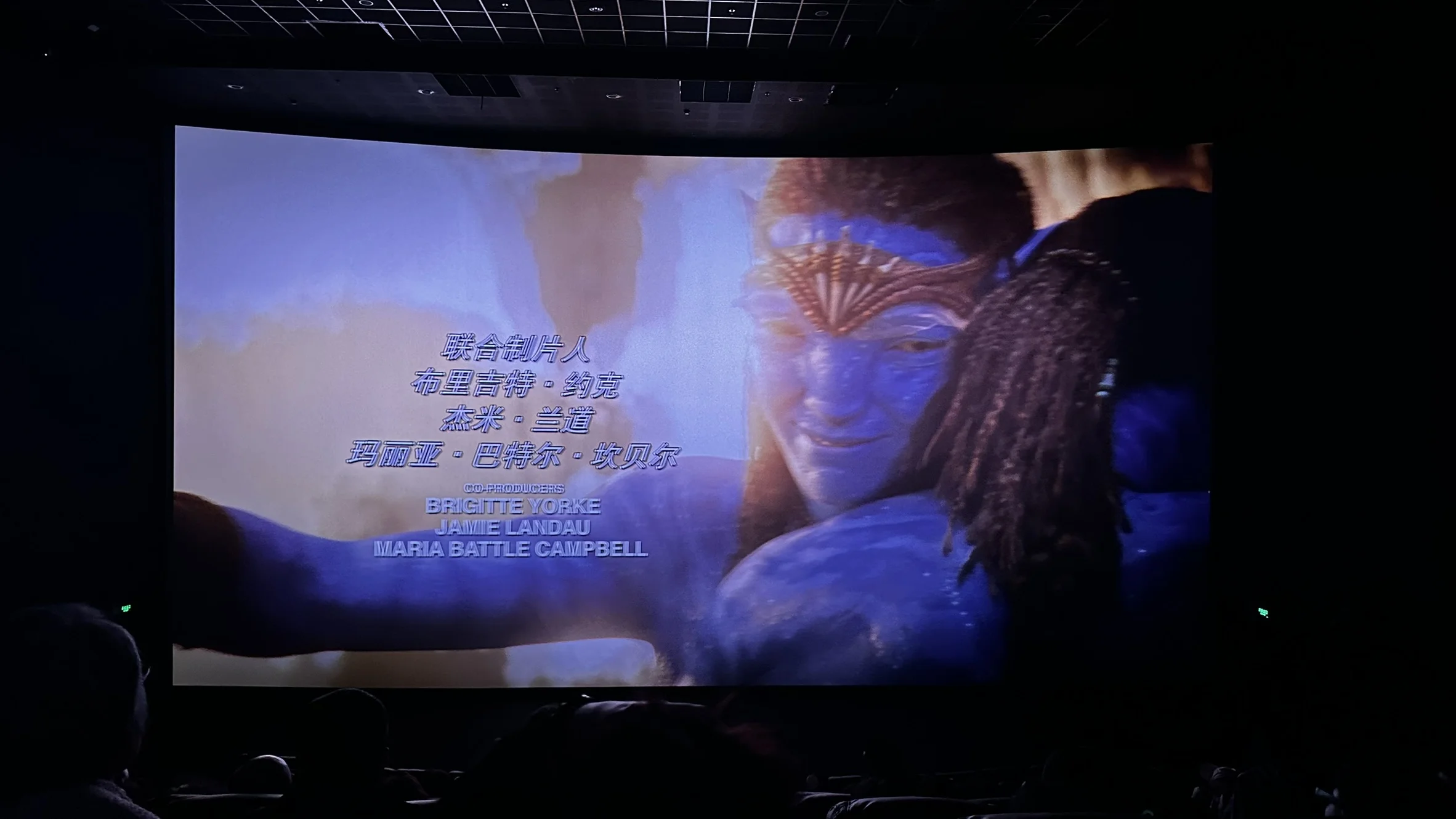 纳特亚姆与洛阿克拥抱